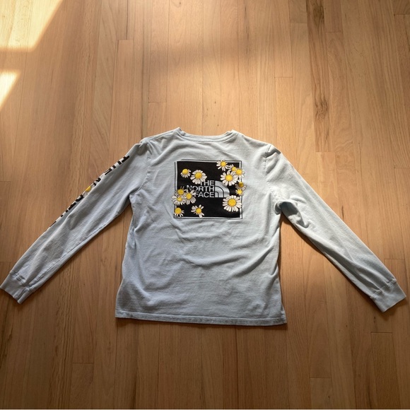 THE NORTH FACE 🌼 Light Blue Floral Long Sleeve Graphic Tee - Picture 6 of 13